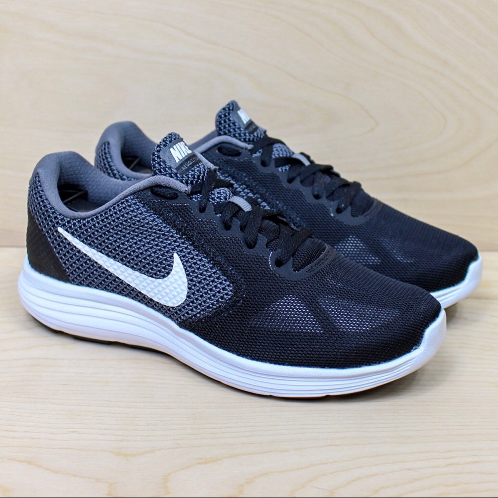 NEW Nike Revolution 3 Wide